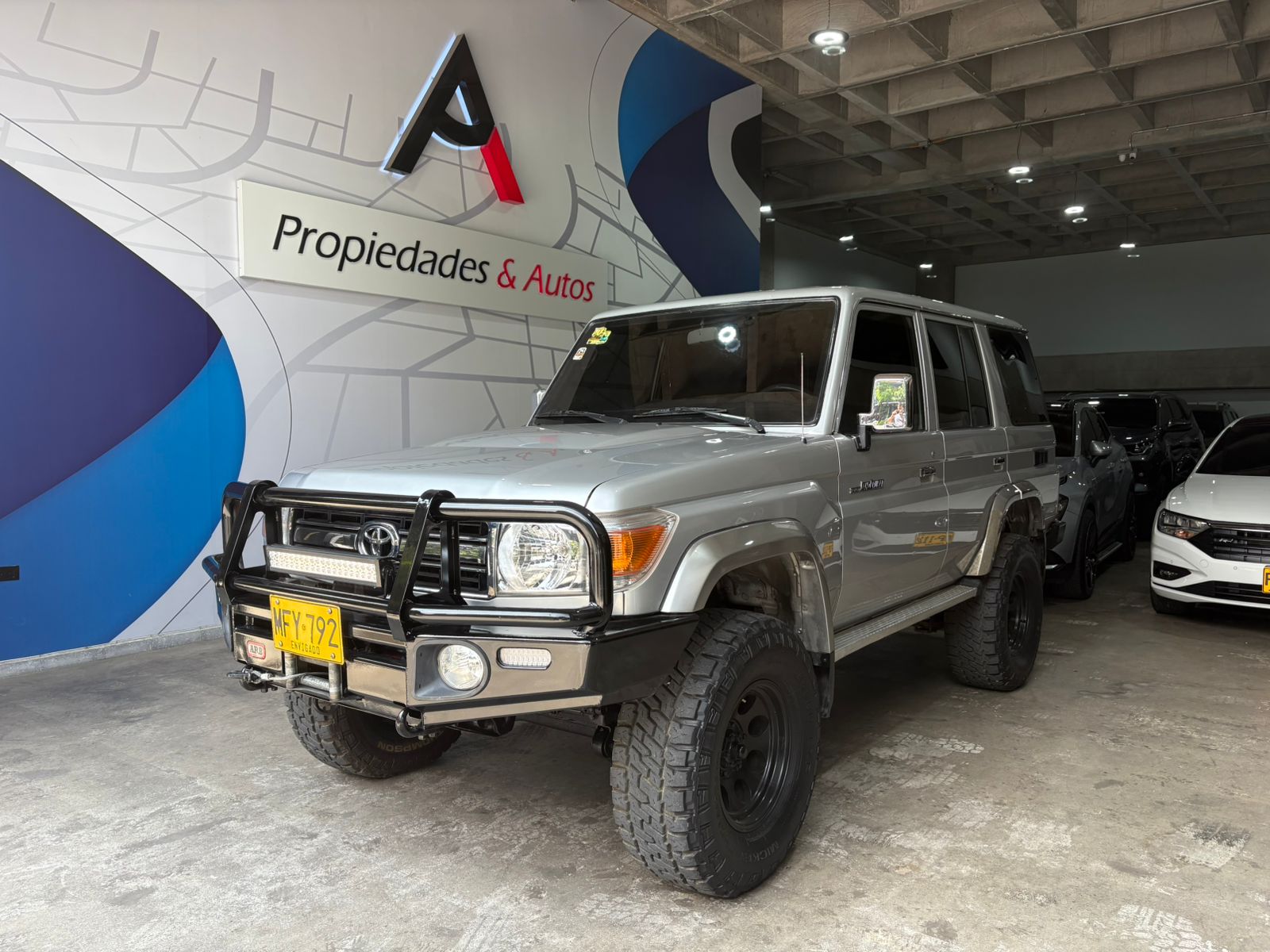 TOYOTA LAND CRUISER 70 LX V6 2013