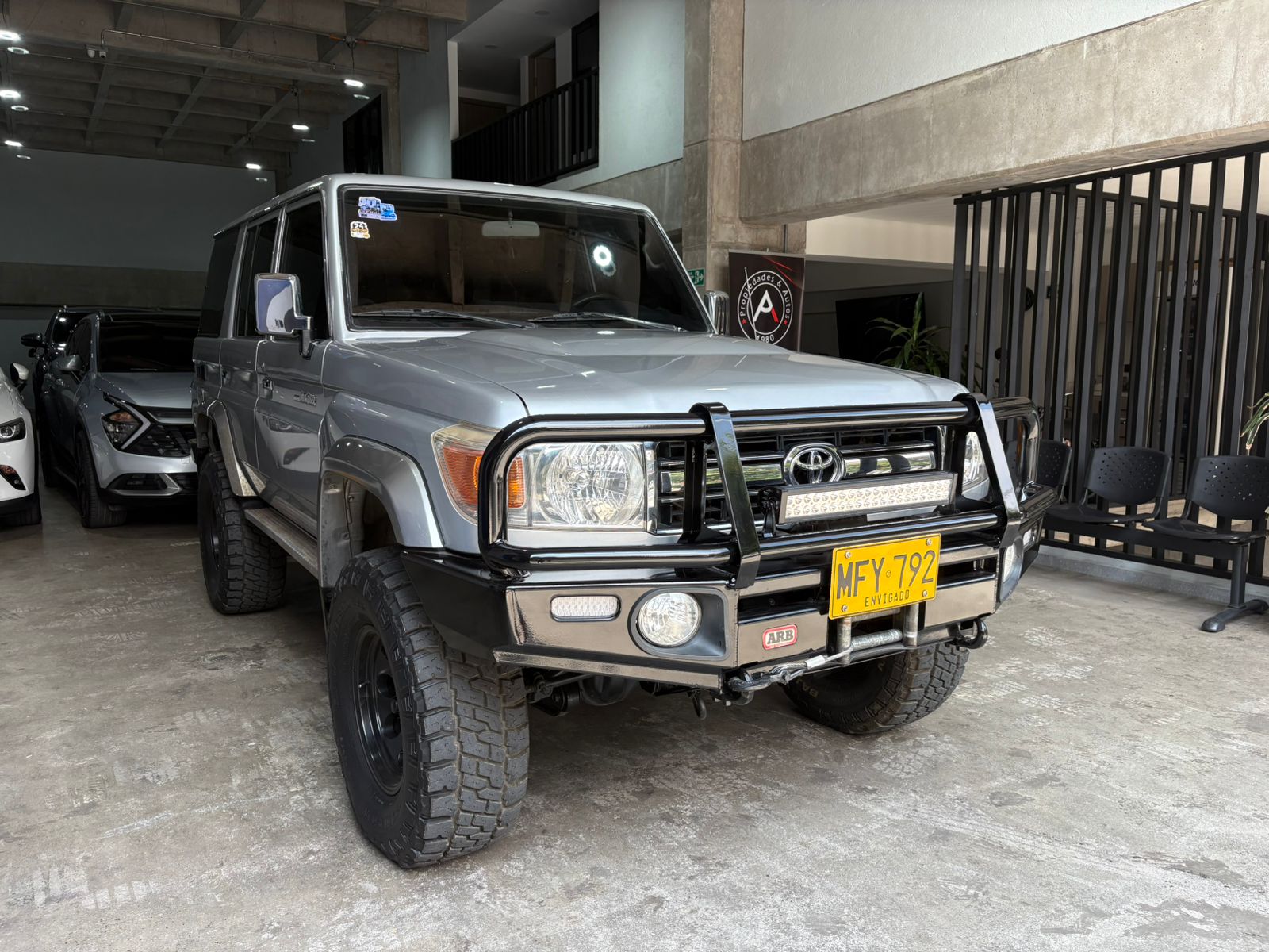 TOYOTA LAND CRUISER 70 LX V6 2013 - Imagen 3