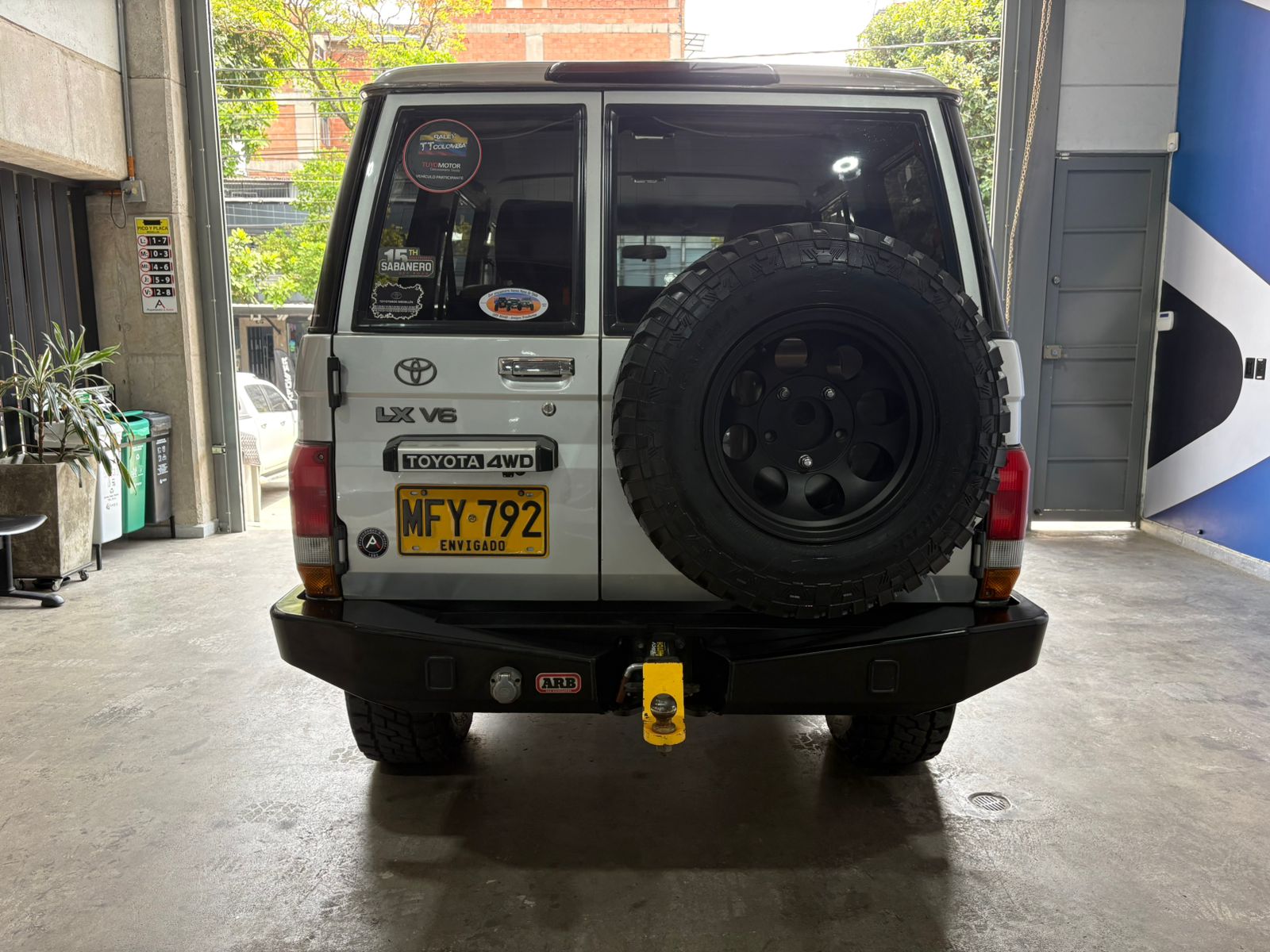 TOYOTA LAND CRUISER 70 LX V6 2013 - Imagen 6