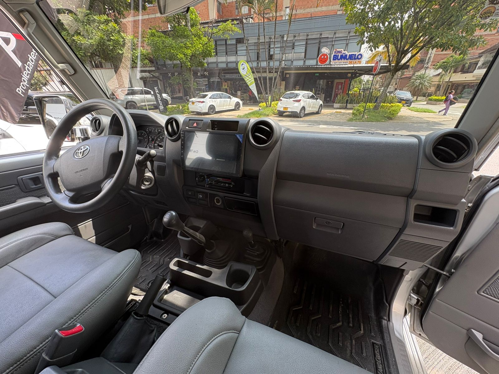 TOYOTA LAND CRUISER 70 LX V6 2013 - Imagen 20
