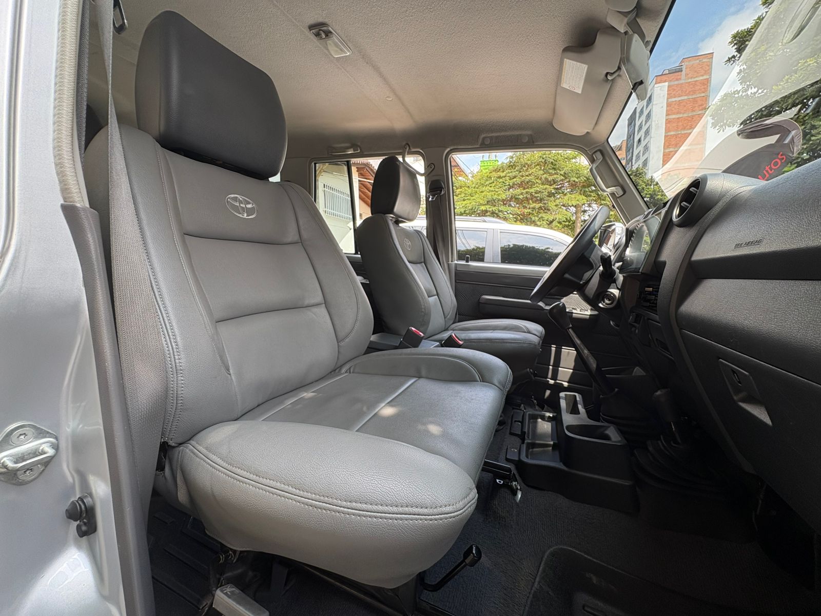 TOYOTA LAND CRUISER 70 LX V6 2013 - Imagen 23