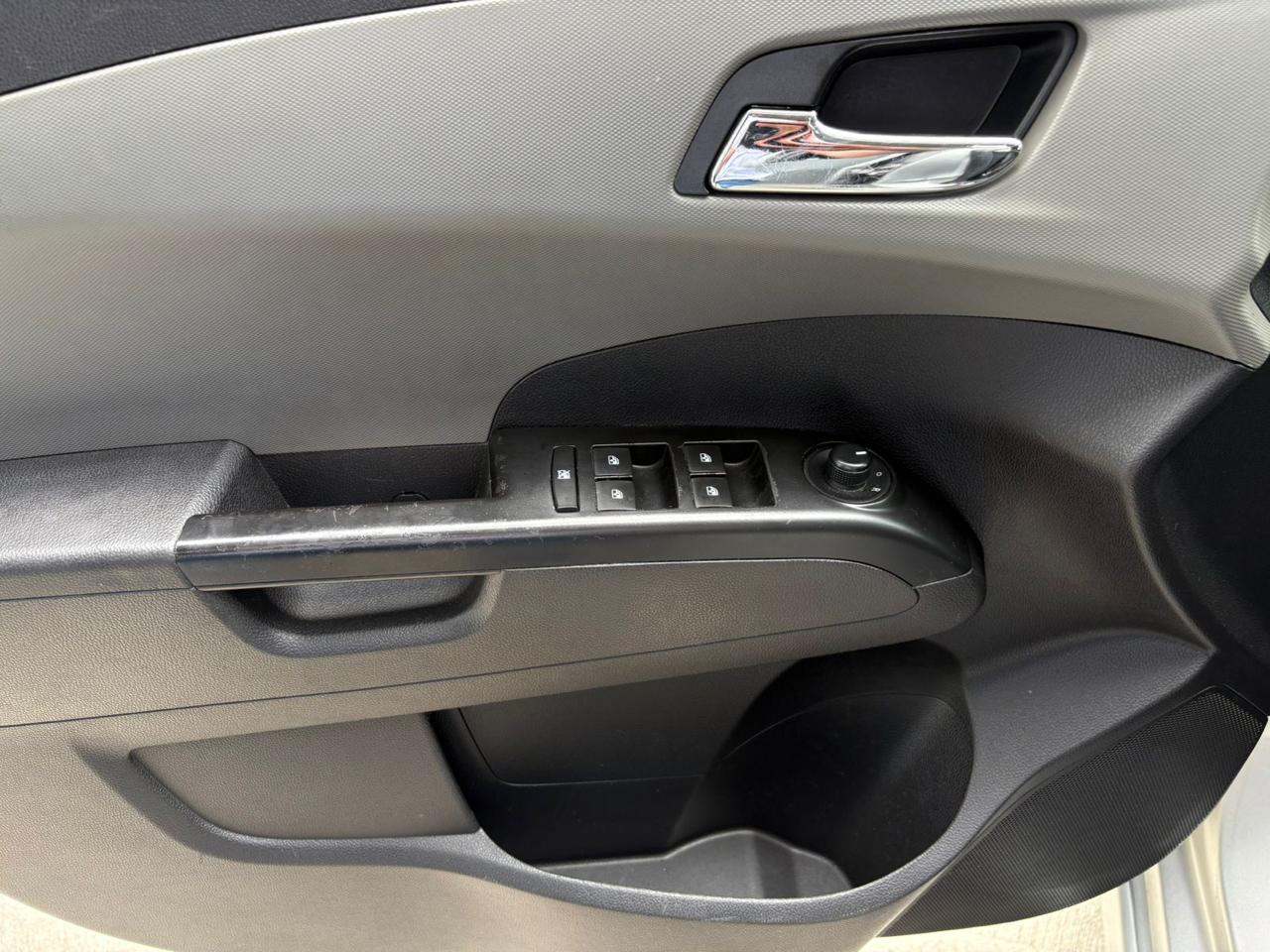 CHEVROLET SONIC LT 2015 - Imagen 13