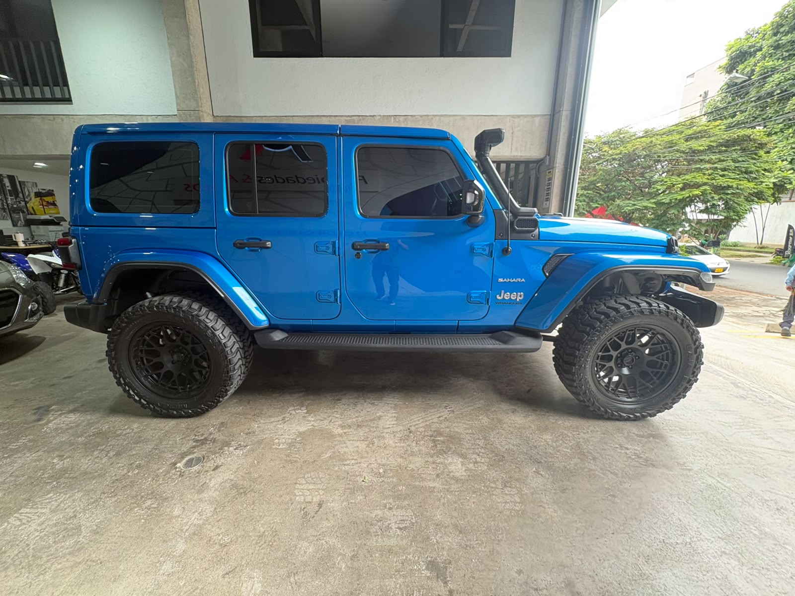 JEEP WRANGLER SAHARA 2023 - Imagen 4