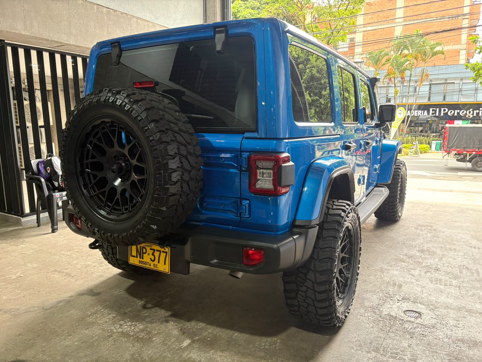 JEEP WRANGLER SAHARA 2023 - Imagen 5