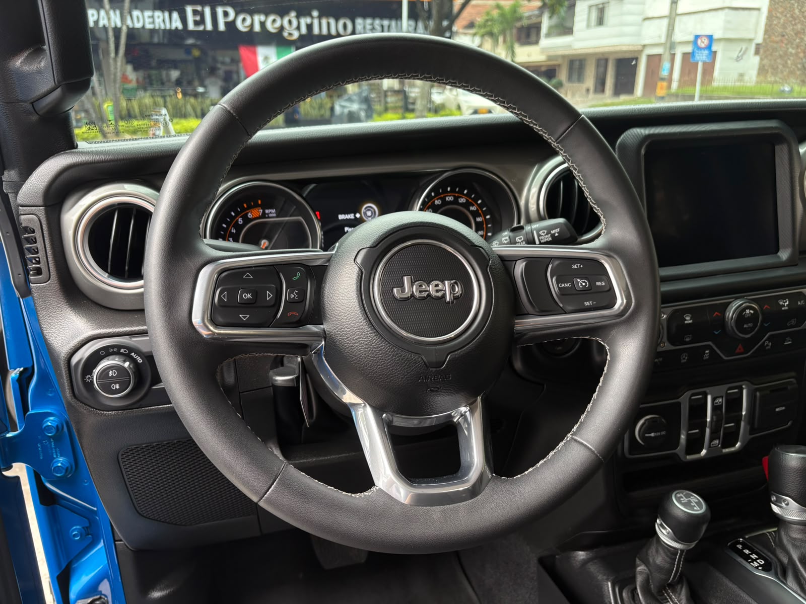 JEEP WRANGLER SAHARA 2023 - Imagen 11