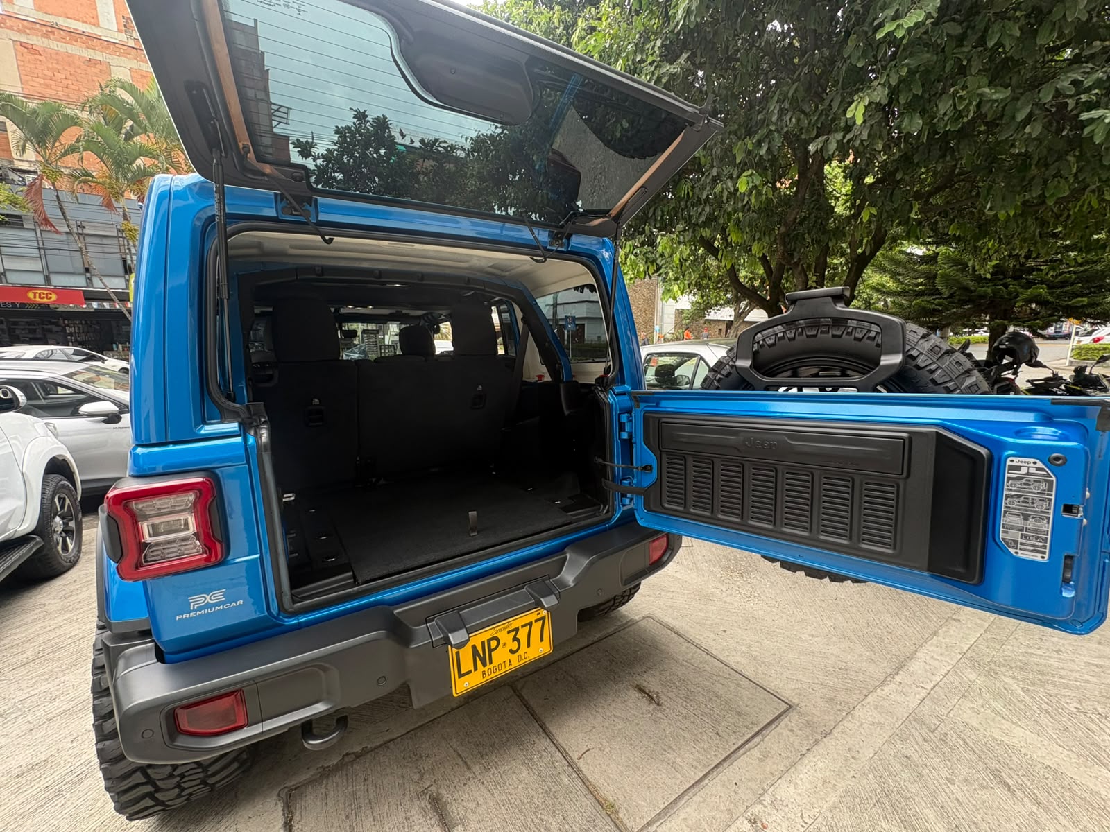 JEEP WRANGLER SAHARA 2023 - Imagen 16