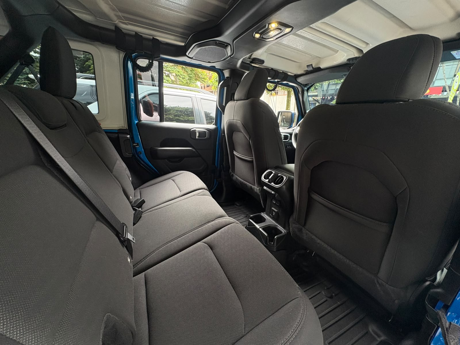 JEEP WRANGLER SAHARA 2023 - Imagen 17