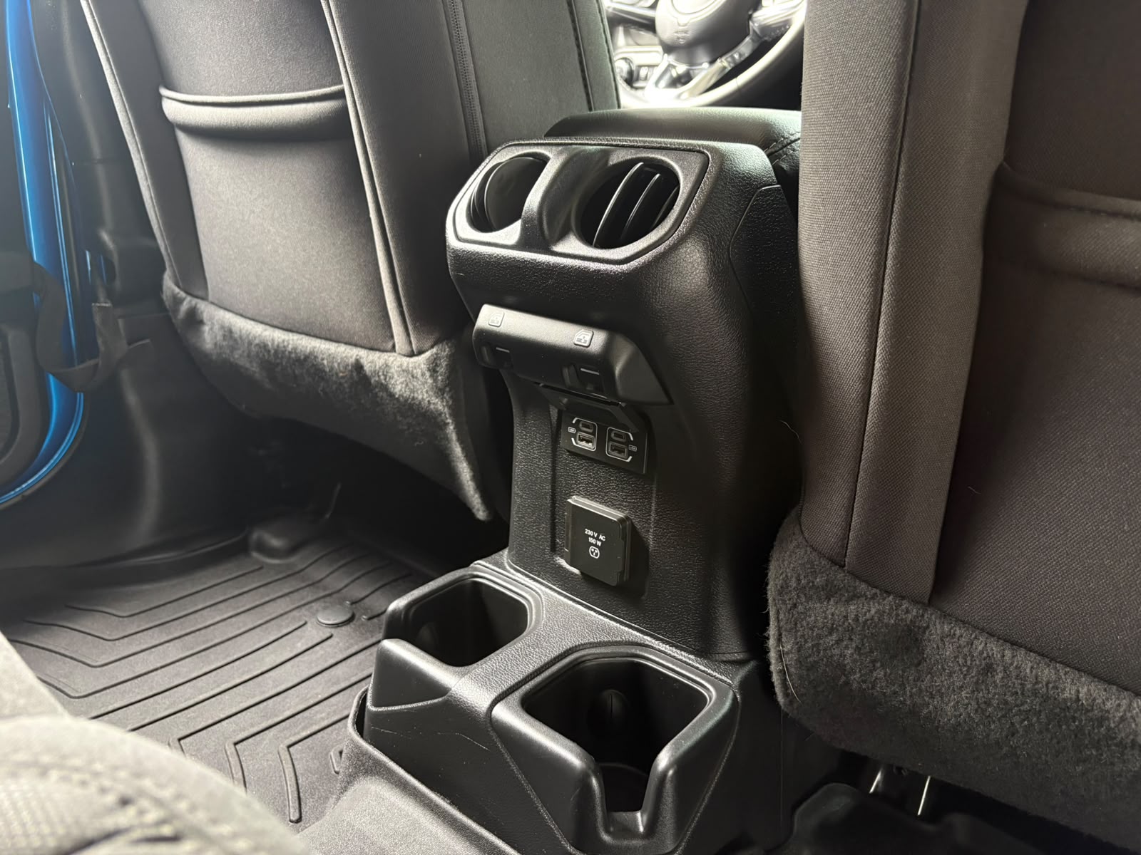 JEEP WRANGLER SAHARA 2023 - Imagen 18