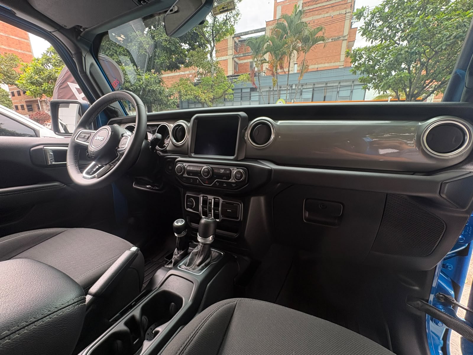 JEEP WRANGLER SAHARA 2023 - Imagen 20