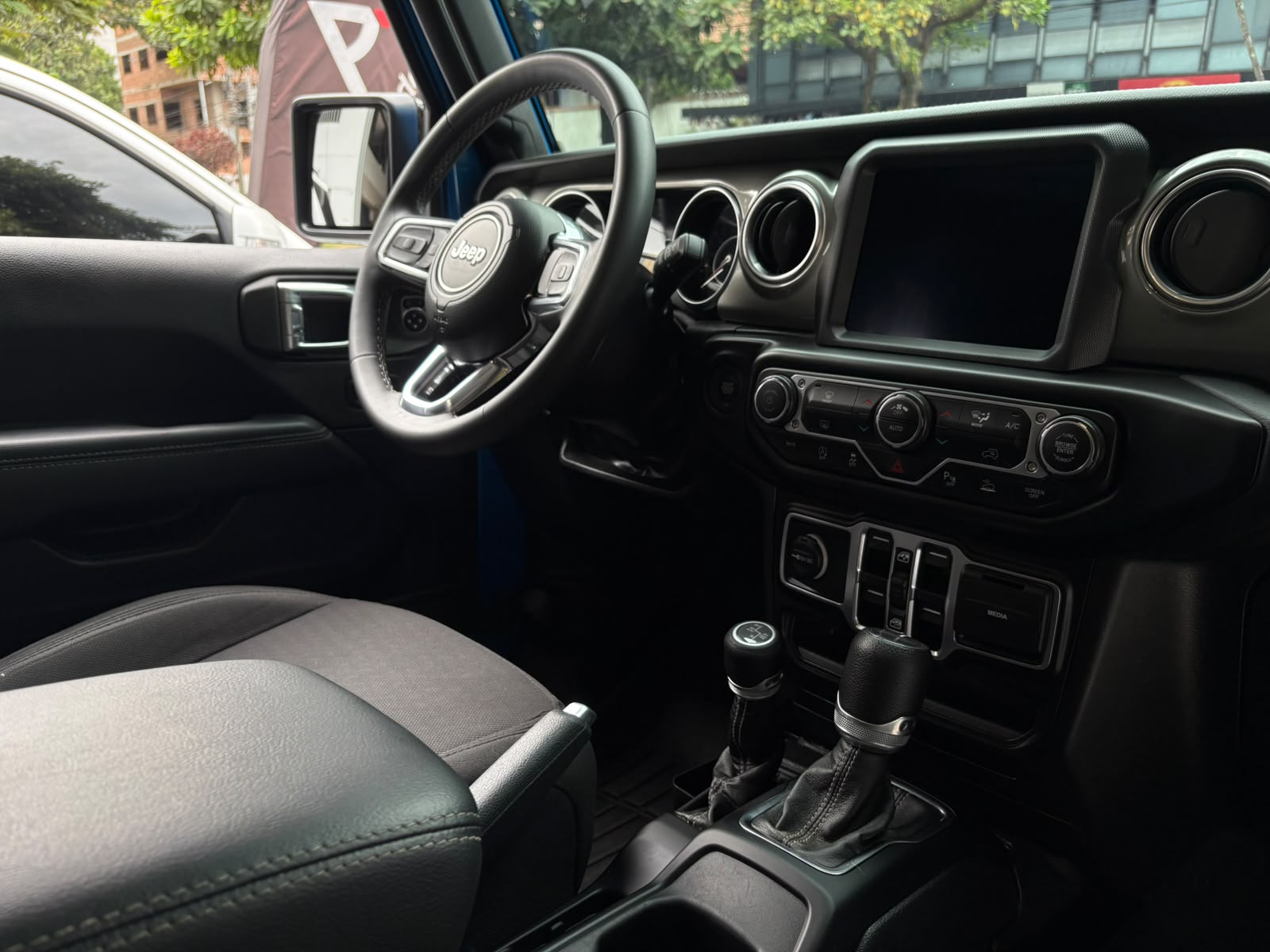 JEEP WRANGLER SAHARA 2023 - Imagen 21