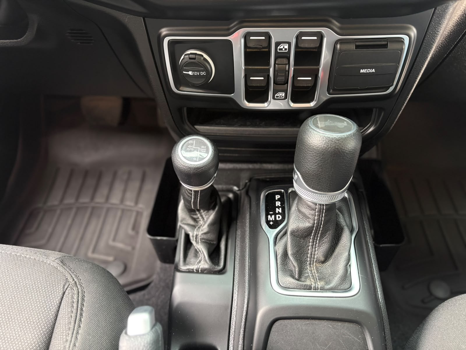 JEEP WRANGLER SAHARA 2023 - Imagen 22