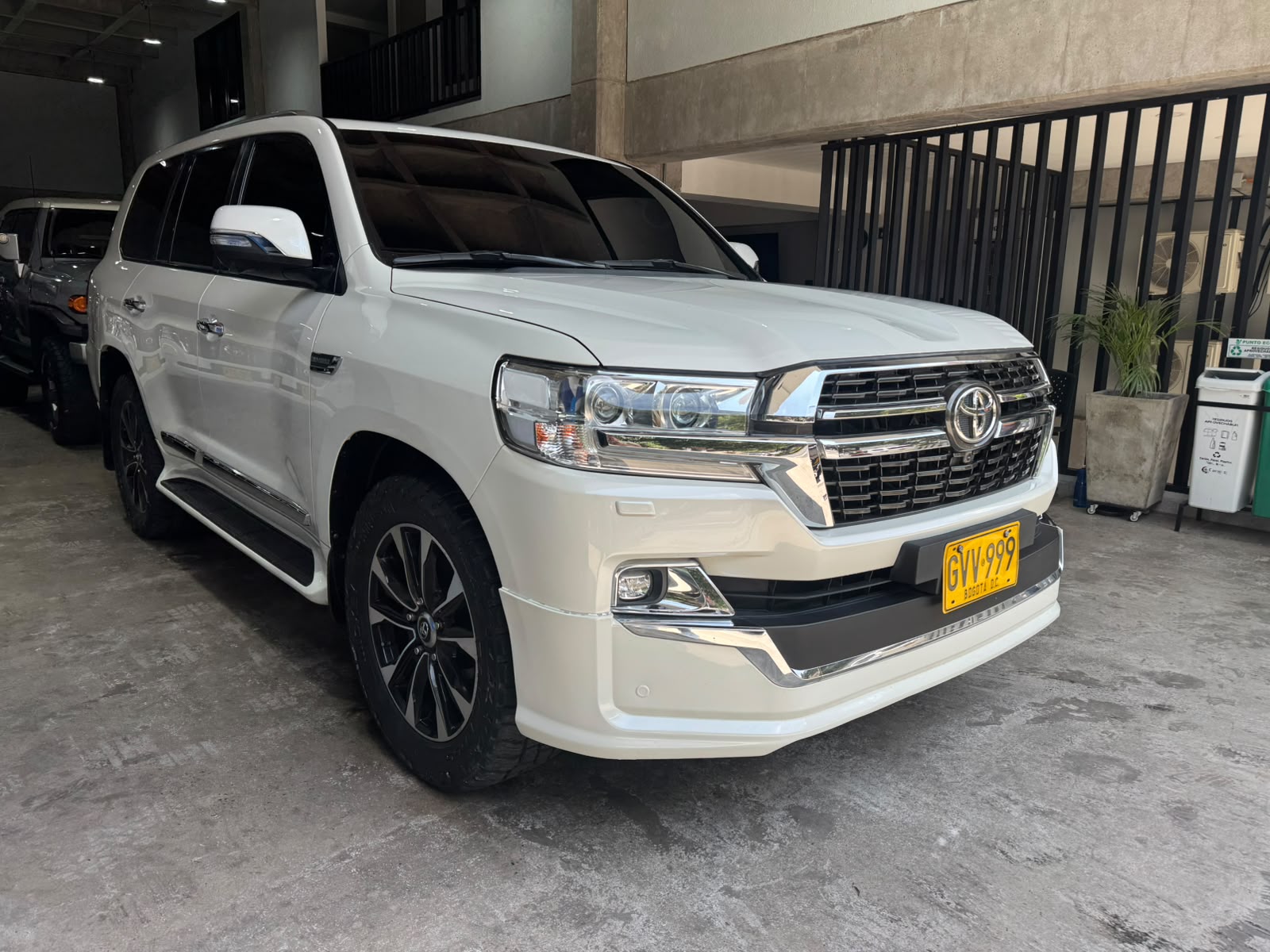 TOYOTA LAND CRUISER LC 200 SAHARA VERSIÓN GX-R 2020 - Imagen 3