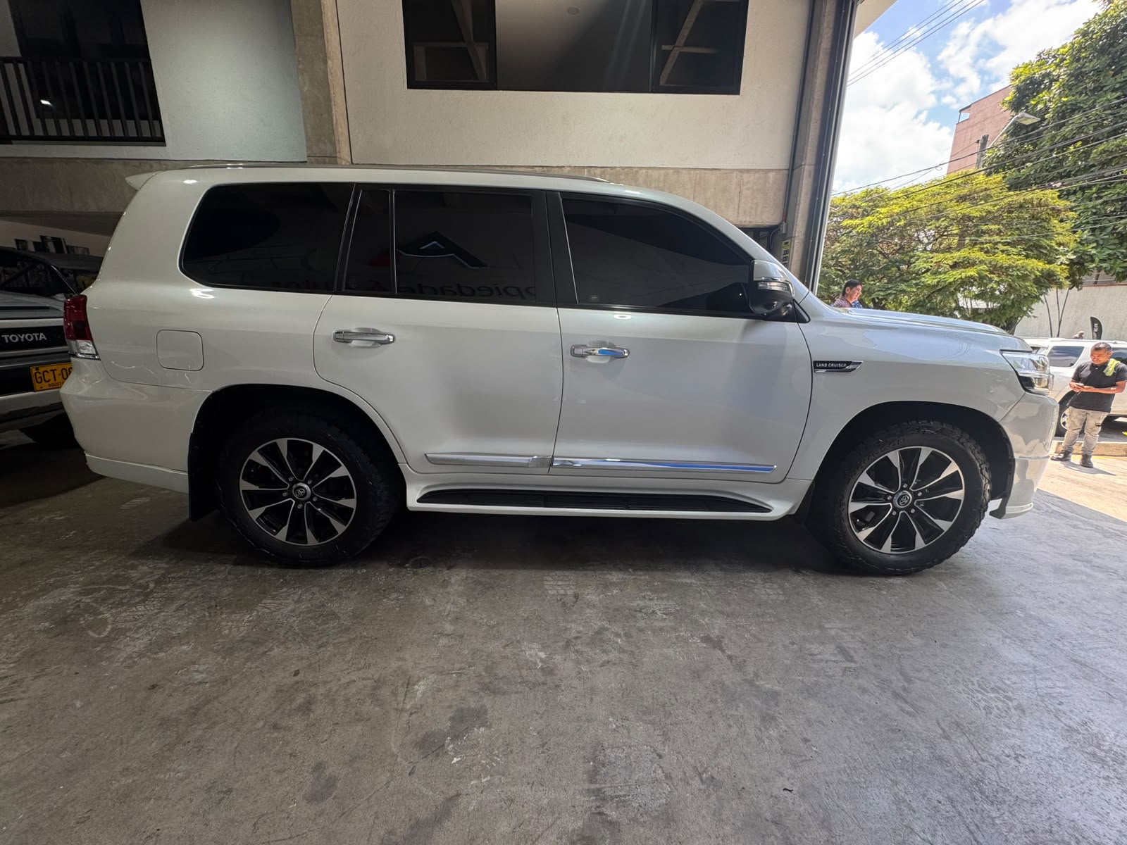 TOYOTA LAND CRUISER LC 200 SAHARA VERSIÓN GX-R 2020 - Imagen 4
