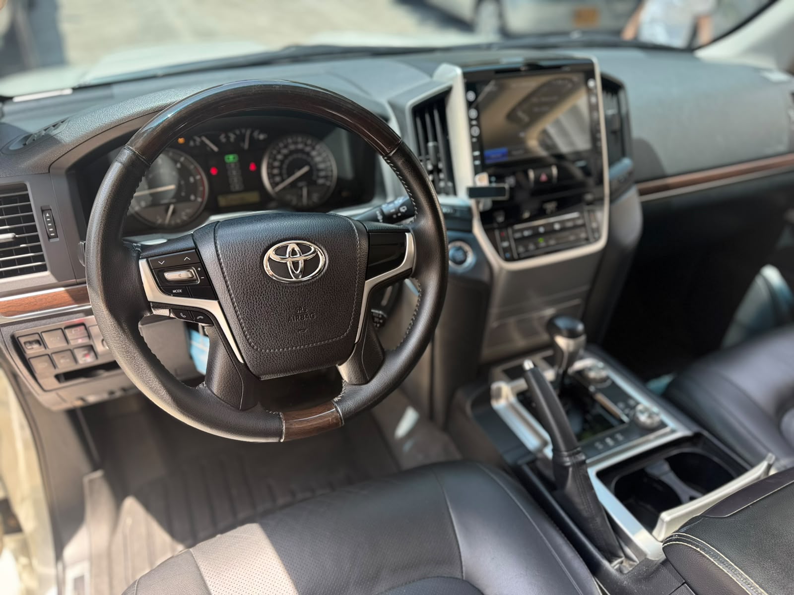 TOYOTA LAND CRUISER LC 200 SAHARA VERSIÓN GX-R 2020 - Imagen 14